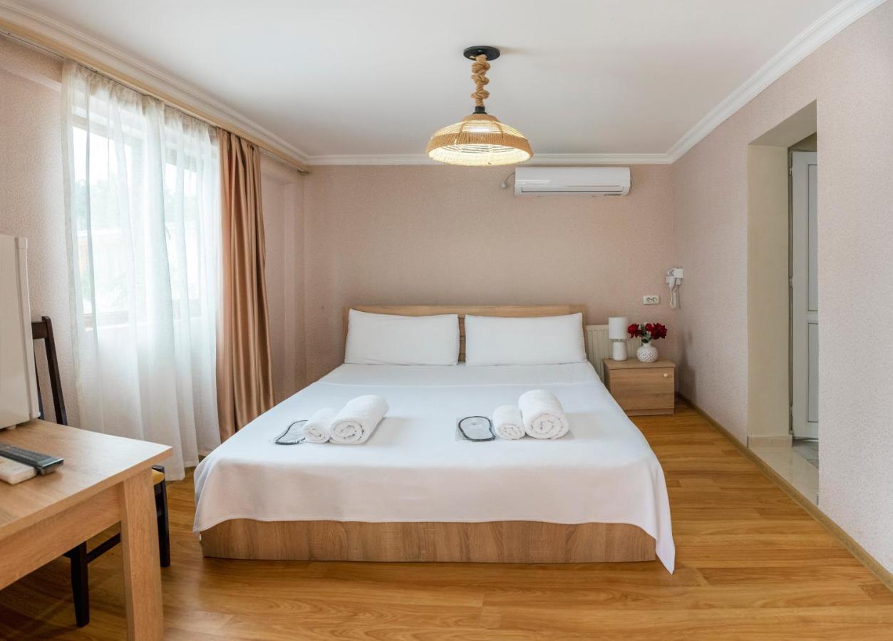 Royal House Hotel Gori Bagian luar foto
