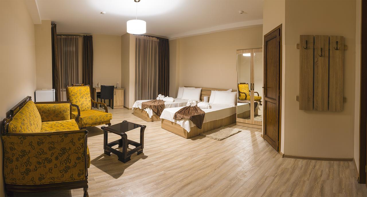 Royal House Hotel Gori Bagian luar foto
