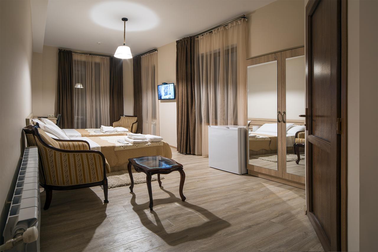 Royal House Hotel Gori Bagian luar foto