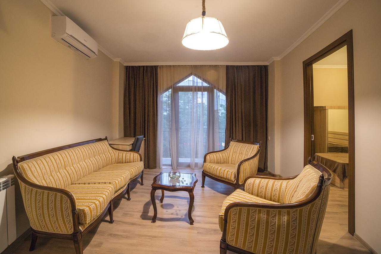 Royal House Hotel Gori Bagian luar foto