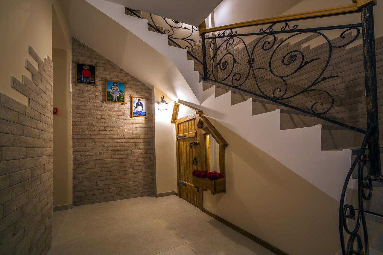 Royal House Hotel Gori Bagian luar foto