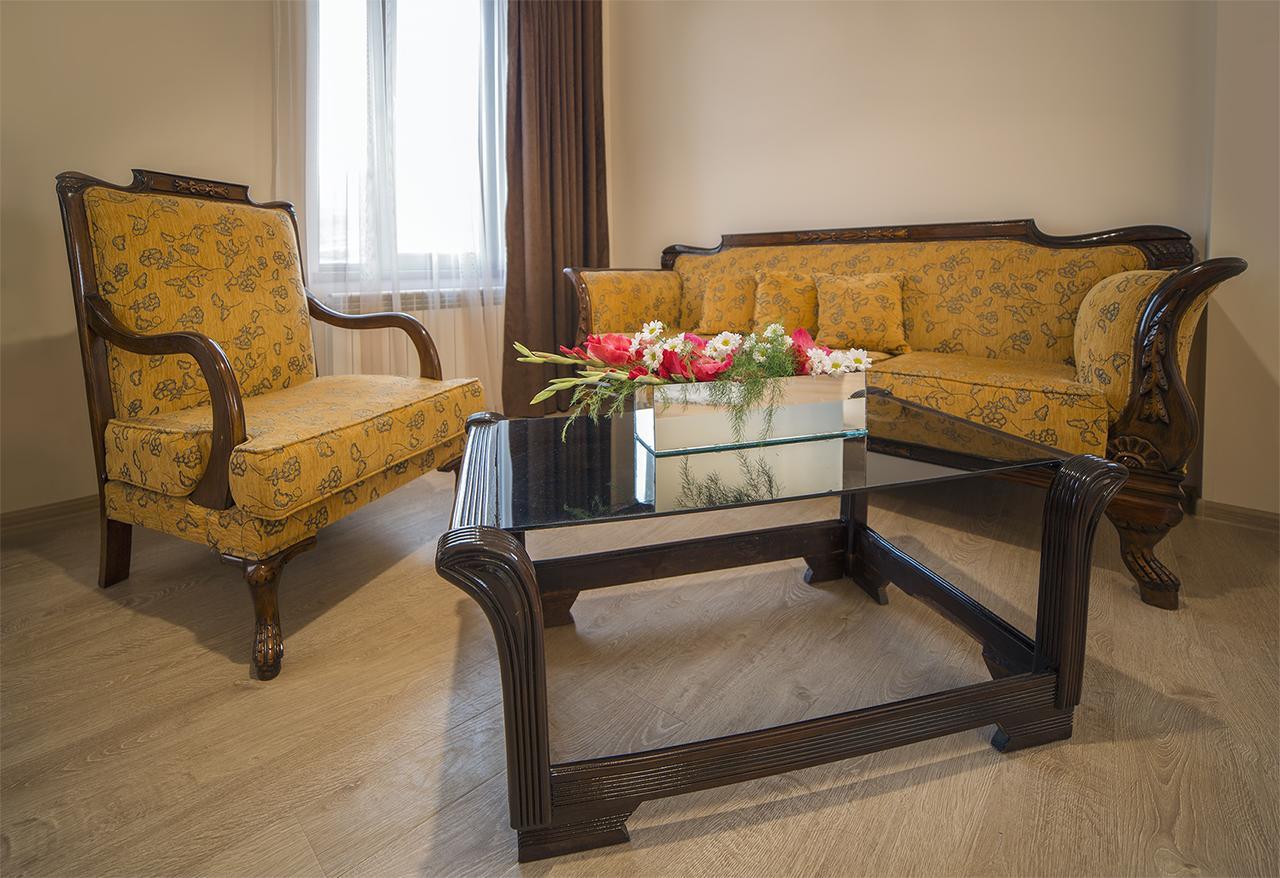 Royal House Hotel Gori Bagian luar foto